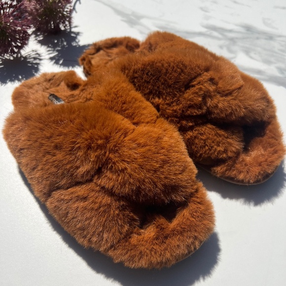 Gift with Purchase | Simons Slippers - Picture 1 of 5